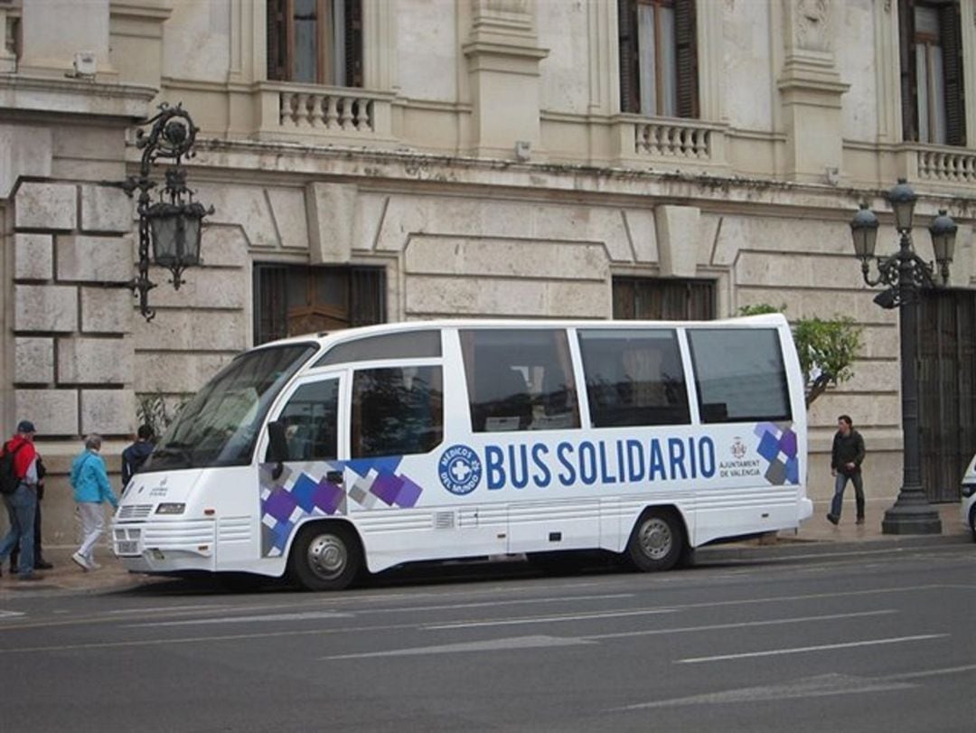 El Bus Solidario circula por las noches para informar y asesorar a las mujeres que ejercen la prostitución sobre los planes de inserción sociolaboral