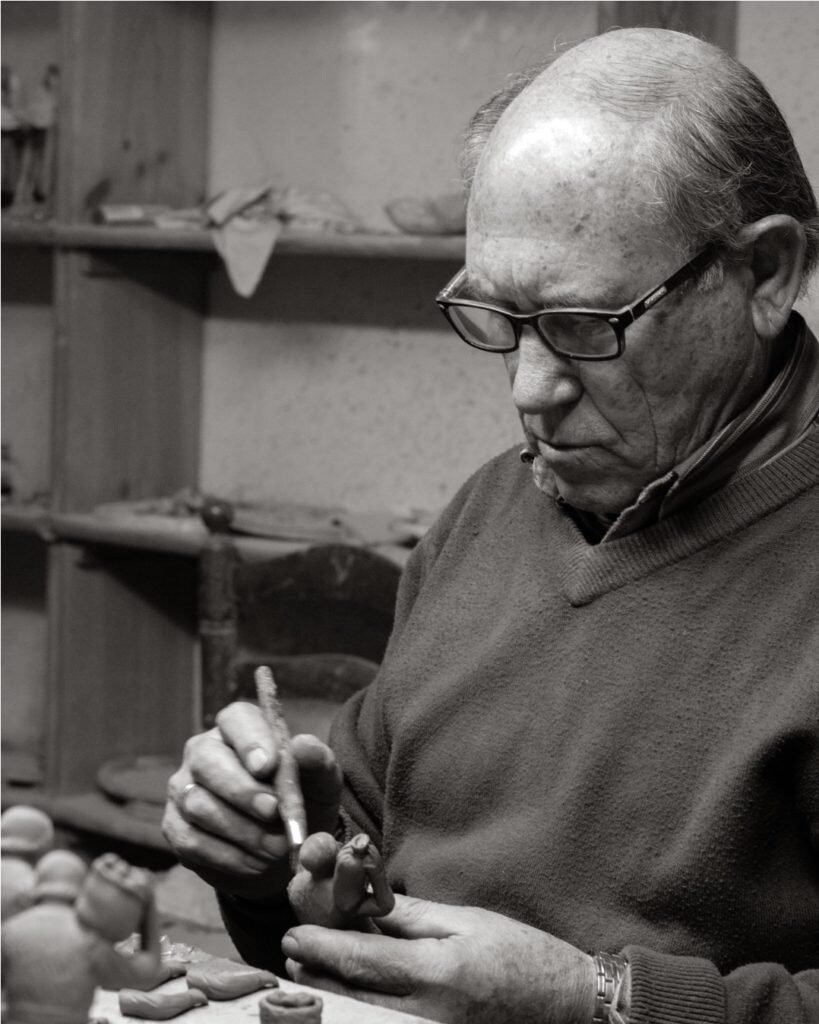 Juan Antonio Griñán, maestro belenista de Murcia, tallando una de sus piezas de barro