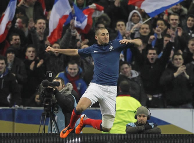 El jugador de Francia Karim Benzema celebra un gol ante Brasil durante el juego amistoso disputado en en el Stade de France en Saint Denis