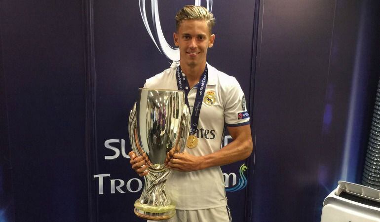 Marcos Llorente con la Supercopa de Europa conseguida en el estadio del Rosenborg.