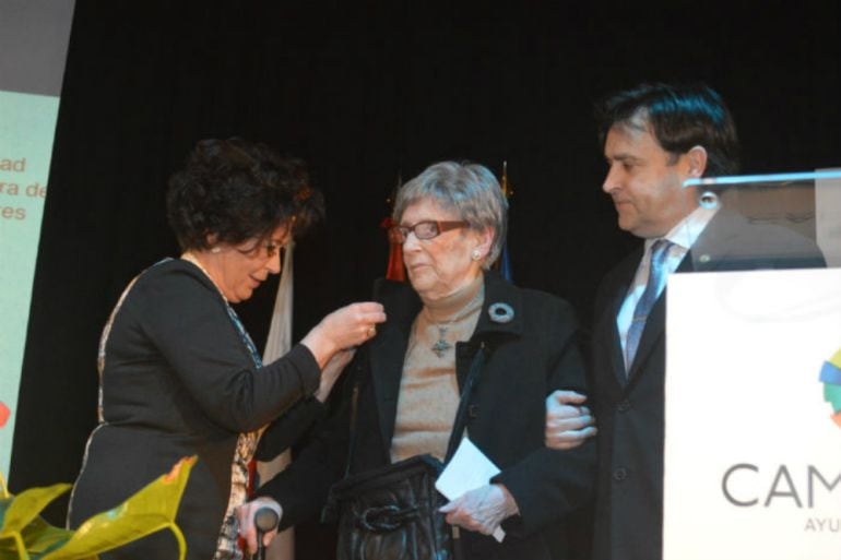 Imagen del homenaje recibido por Carmen González Echegaray en el año 2014.