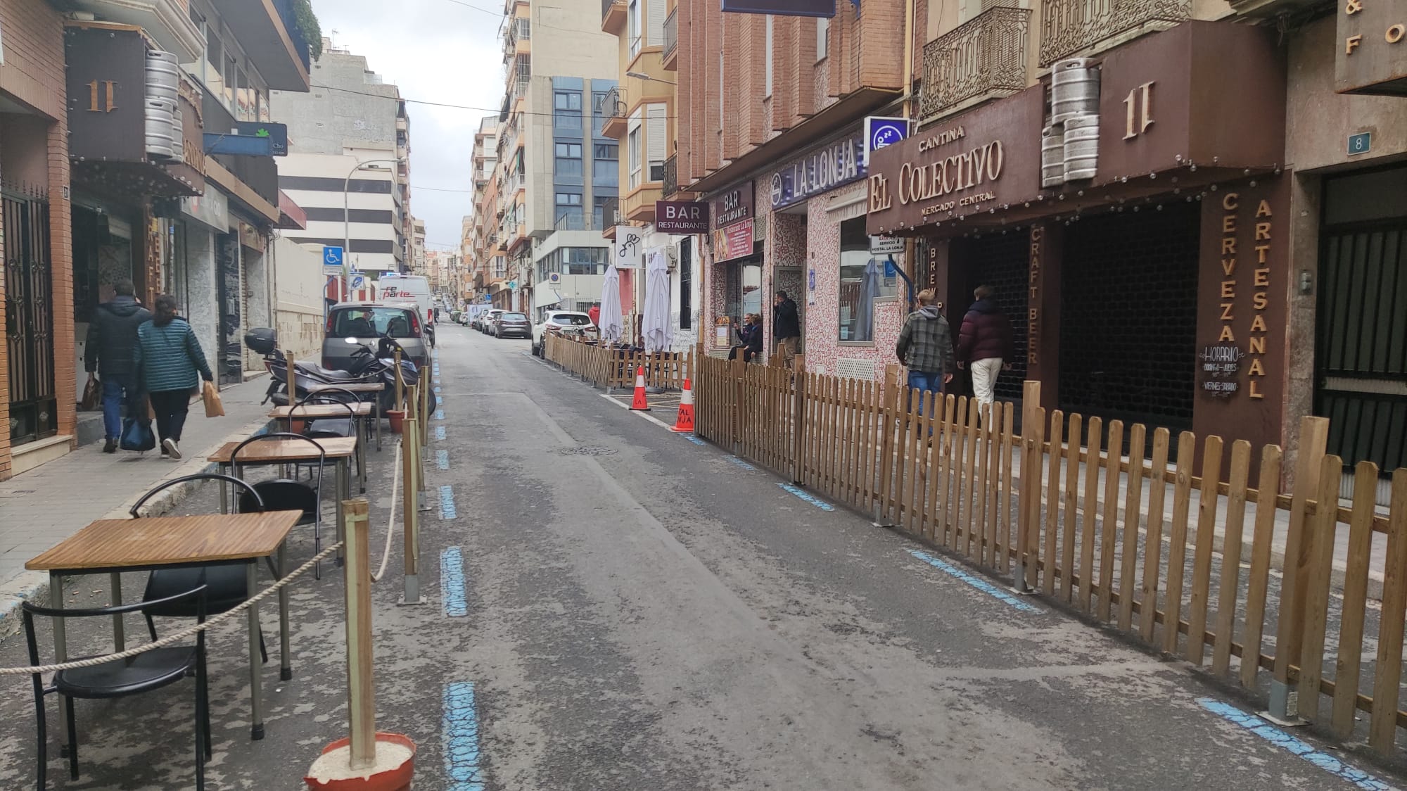 Veladores en la acera de la calle Capitán Segarra, en el centro de Alicante