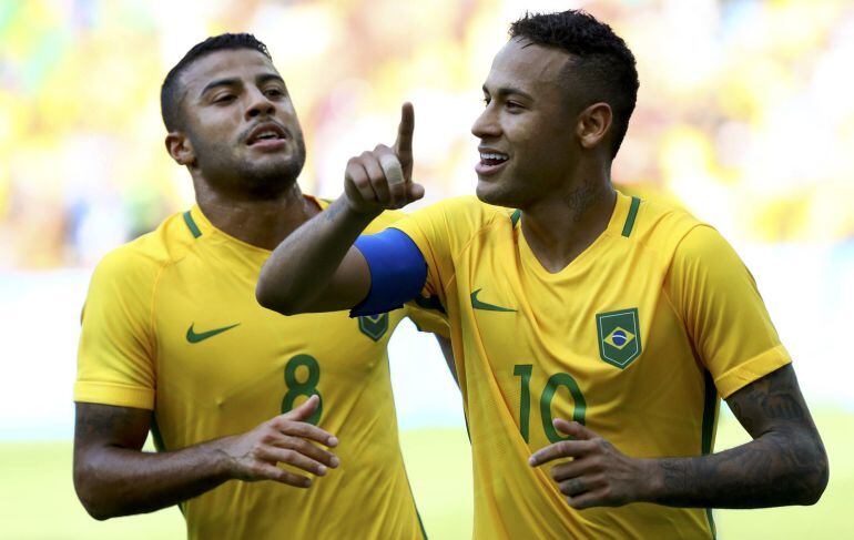 Rafinha celebra con Neymar uno de los goles ante Honduras 