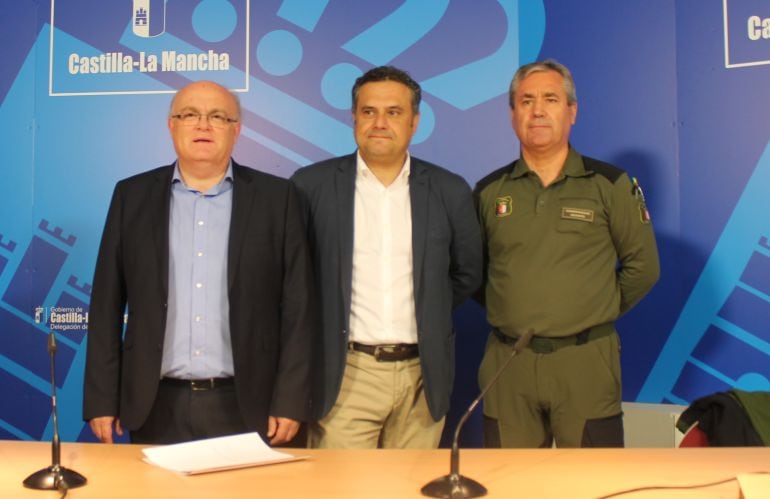 El delegado de la Junta, Pedro Antonio Ruiz Santos; el director provincial de Agricultura, Medio Ambiente y Desarrollo Rural, Manuel Miranda y el coordinador de agentes medioambientales, Miguel Fajardo