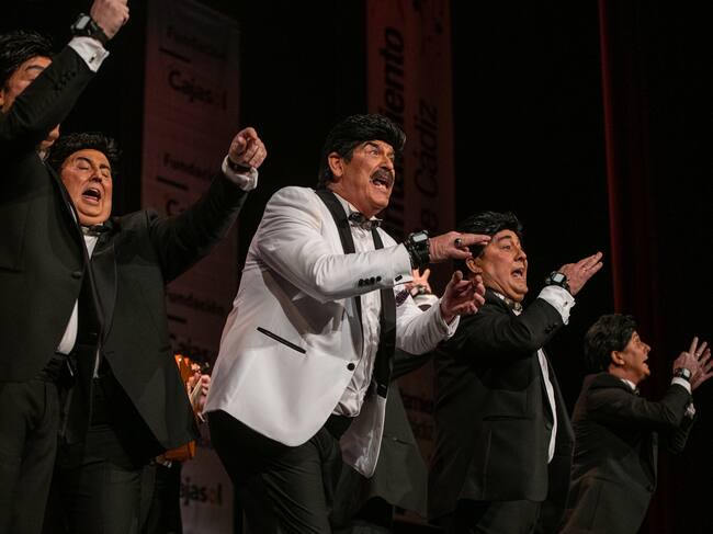 Chirigota 'Los James Bond que da gloria verlos'. Foto: Ayuntamiento de Cádiz.
