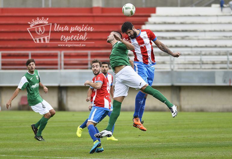 Dani Hedrera pugna con un contrario.