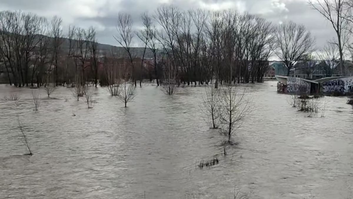 El caudal del río Júcar baja pero la alerta naranja se mantiene en Cuenca