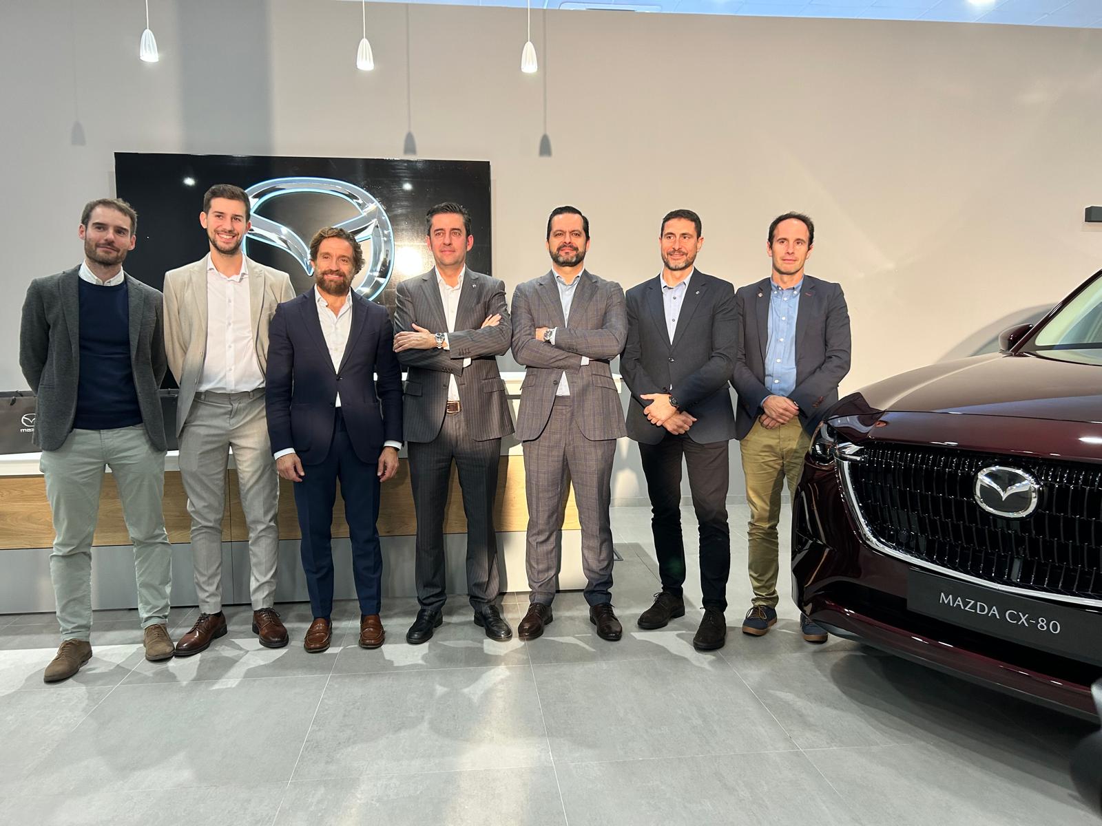 Gerardo Pérez e Ignacio Beamud, CEO de Mazda-Autinsur y presidente y CEO de Mazda España respectivamente (tercero y cuarto por la izqda) acompañados de varios responsables del concesionario.