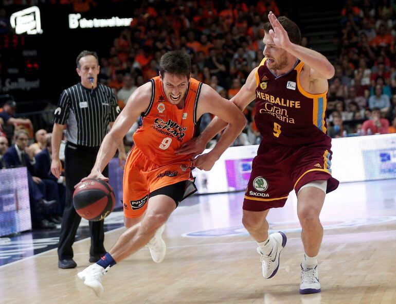 El jugador belga del Valencia Basket, Sam Van Rossom (i), con el balón ante la defensa del base israelí de Herbalife Gran Canaria, Gal Mekel, durante el primer encuentro de los play off de la liga ACB disputado esta noche en el Pabellón Municipal Fuente d