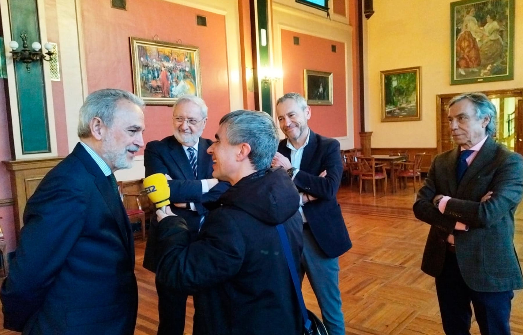 Radio Alcoy conversando previamente al inicio del acto con Indalecio Carbonell, Enrique Masiá y Vicente Seguí