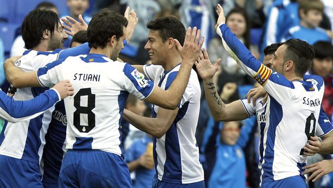 Los jugadores del Espanyol celebran el gol de Colotto