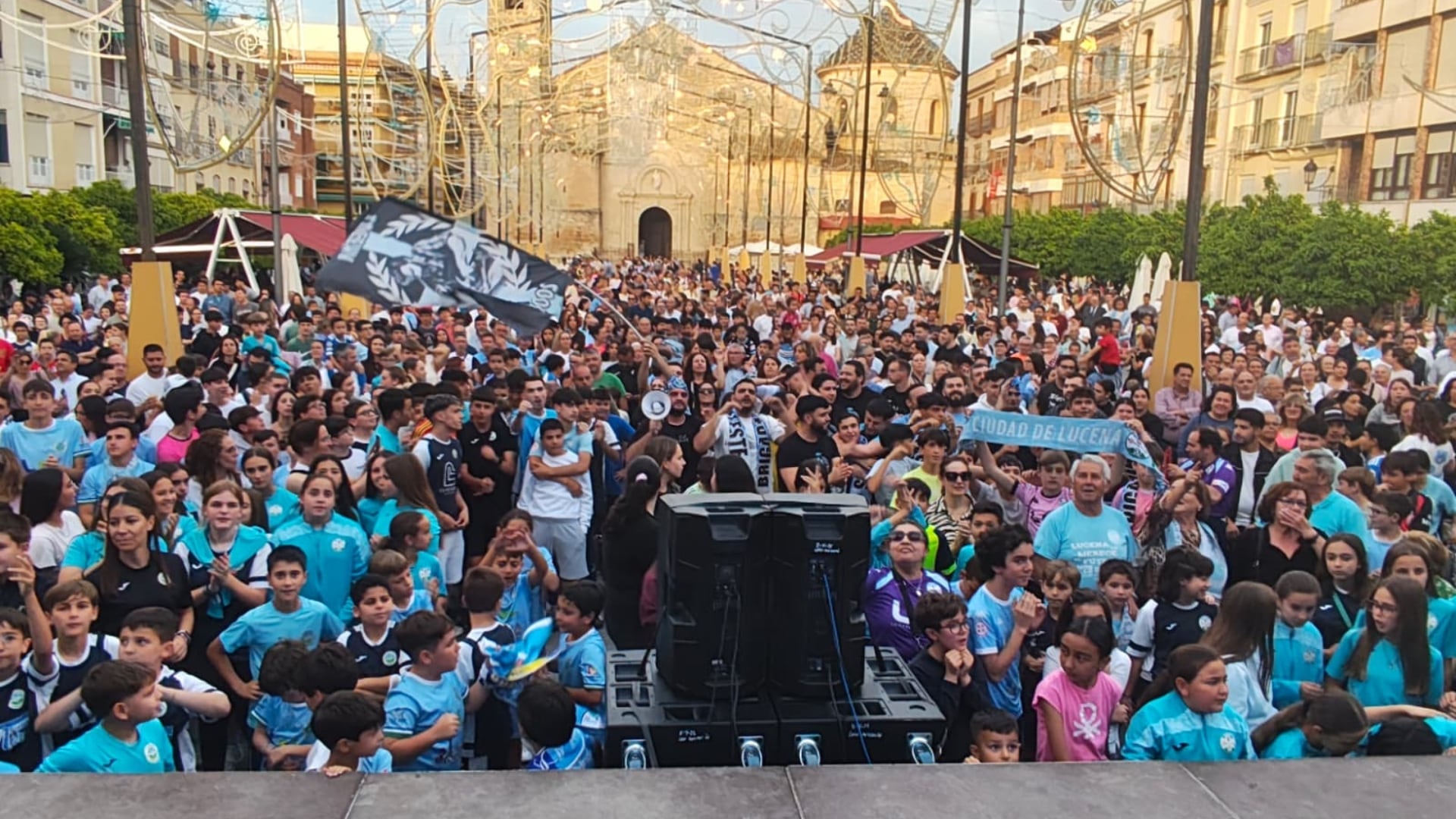La afición lucentina acompañando a su equipo en la Plaza Nueva