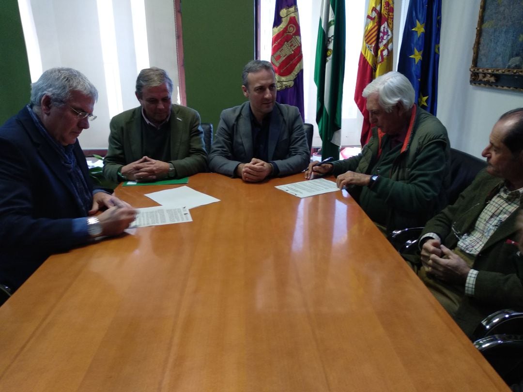 Los presidentes de ambas fundaciones rubrican el acuerdo de protección de las aves