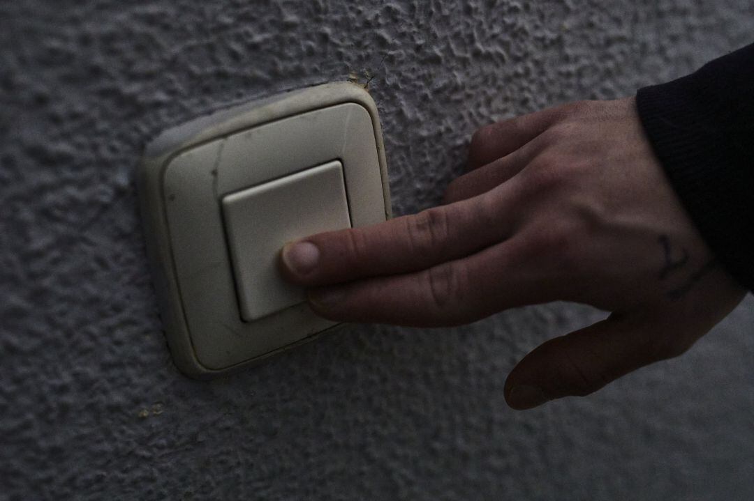 Un hombre toca una llave de la luz (IMAGEN ARCHIVO)