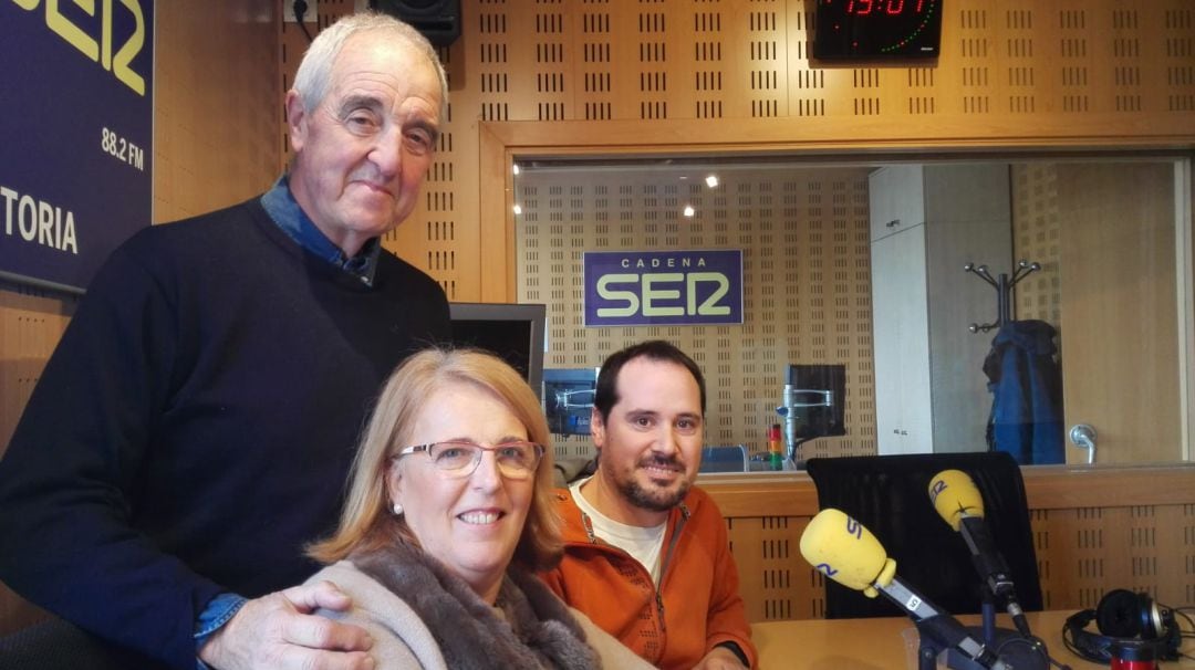 Felipe Ibarraran, Carmen Charo Nograro y Ur Garaizar en los estudios de Cadena SER Vitoria.