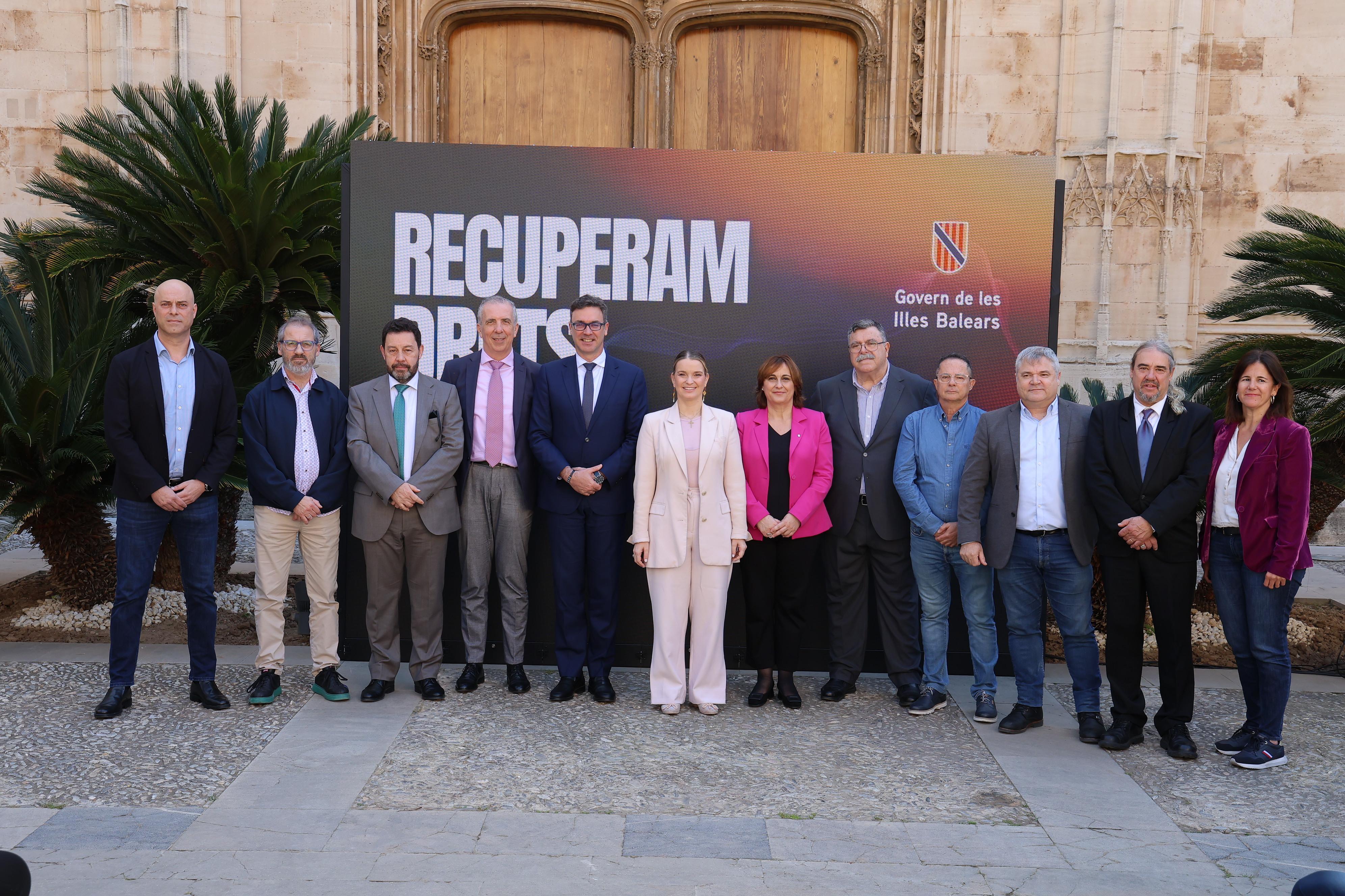 La presidenta del Govern de les Illes Balears, Margalida Prohens, acompanyada de la consellera de Presidència i Funció Pública, Antònia Estarellas, signa amb els sindicats representatius l’Acord marc de la Mesa de Negociació dels Empleats Públics de l’Administració de la Comunitat Autònoma de les Illes Balears