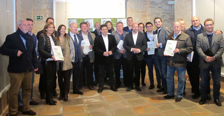 El presidente de la Diputación de Jaén, Francisco Reyes, en el centro, con los responsables de las empresas oleícolas beneficiarias de las ayudas del ente provincial.