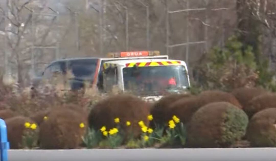 La grúa saliendo de la ciudad deportiva de Valdebebas