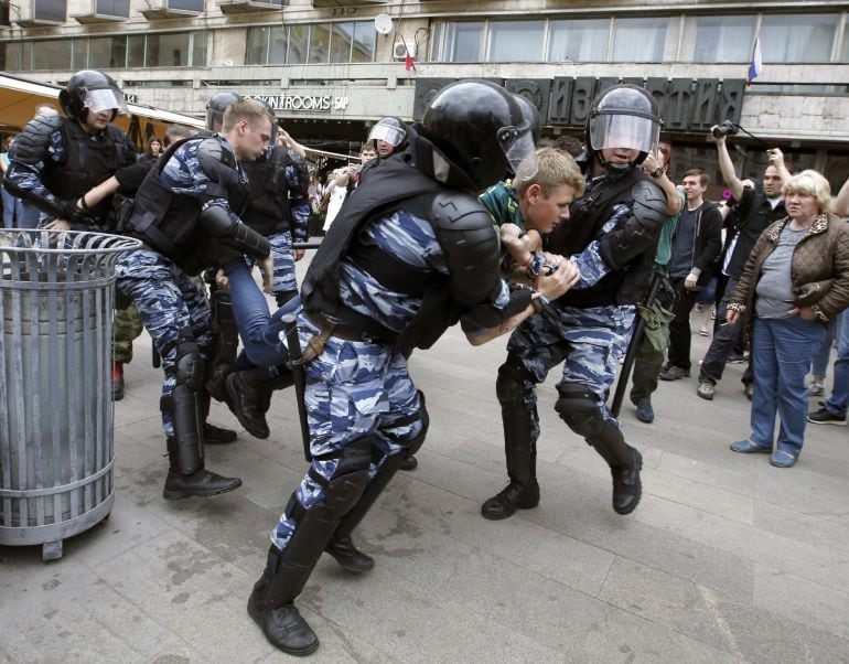 Policías detienen a un manifestante en la calle Tverskaya en Moscú (Rusia) hoy, 12 de junio de 2017.