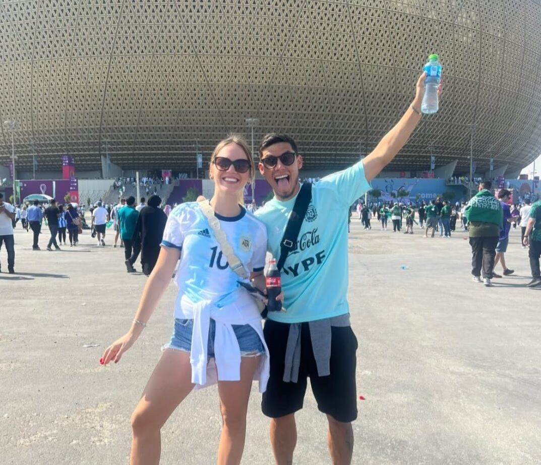 Lucas Robertone y su pareja en el Lusail Stadium de Qatar.