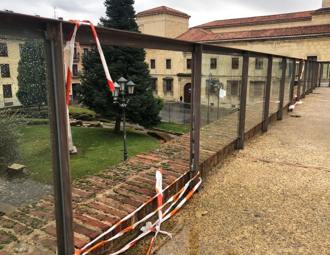 Los cristales rotos son la tónica habitual en el tramo de la muralla del Cid