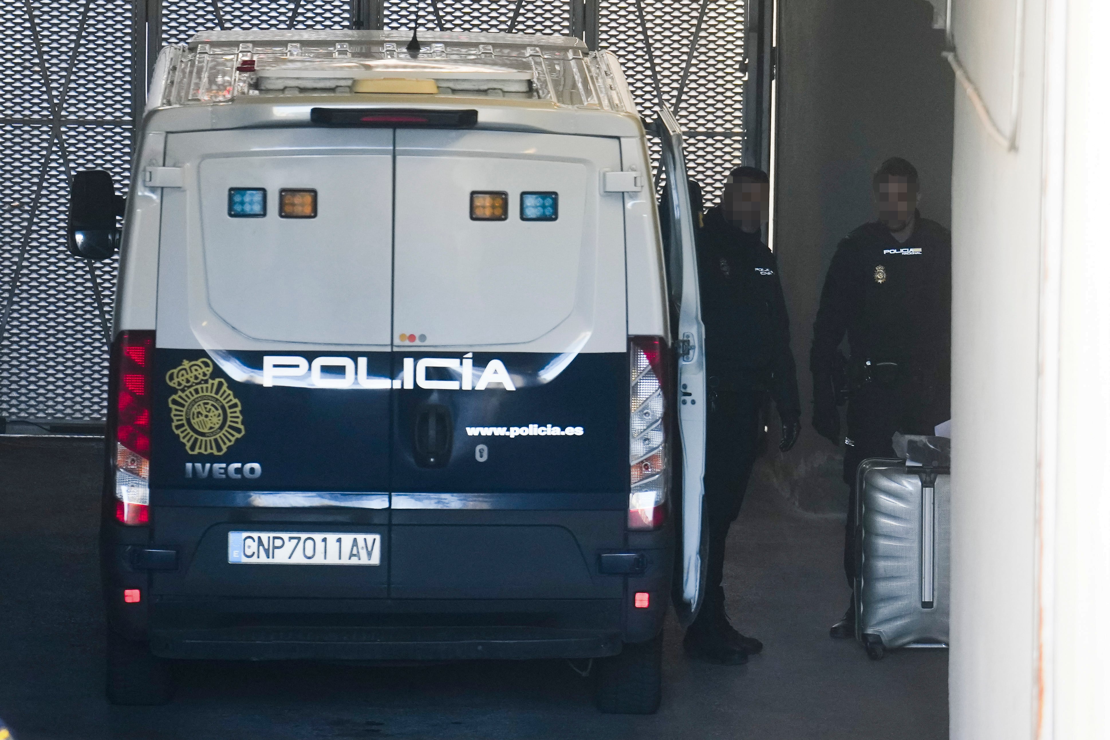 MADRID, 30/01/2023.- Un furgón policial entra en el garaje de la Audiencia Nacional este lunes en Madrid donde comparece Yassine Kanjaa, el presunto autor de los ataques a dos iglesias de Algeciras (Cádiz), en los que murió el sacristán Diego Valencia y resultaron heridas otras cuatro personas. EFE/ Borja Sánchez Trillo
