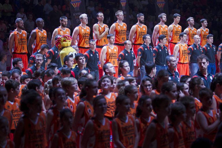 GRA244. VALENCIA, 04/10/2015.- Los jugadores del Valencia Basket durante la presentación del equipo ante su afición, esta tarde en el pabellón de la Fuente de San Luis de Valencia. EFE/MIGUEL ÁNGEL POLO