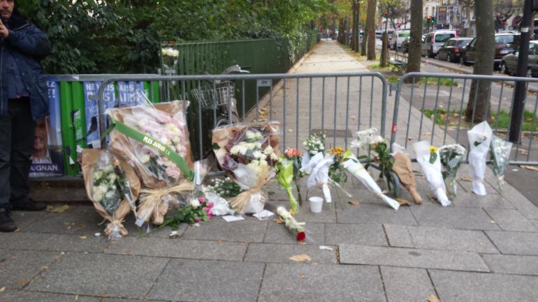 Fotografía que muestra los ramos de flores que han dejado los ciudadanos parisinos por las calles de la capital, en recuerdo de las víctimas que fallecieron el viernes en los atentados perpetrados en Francia.   