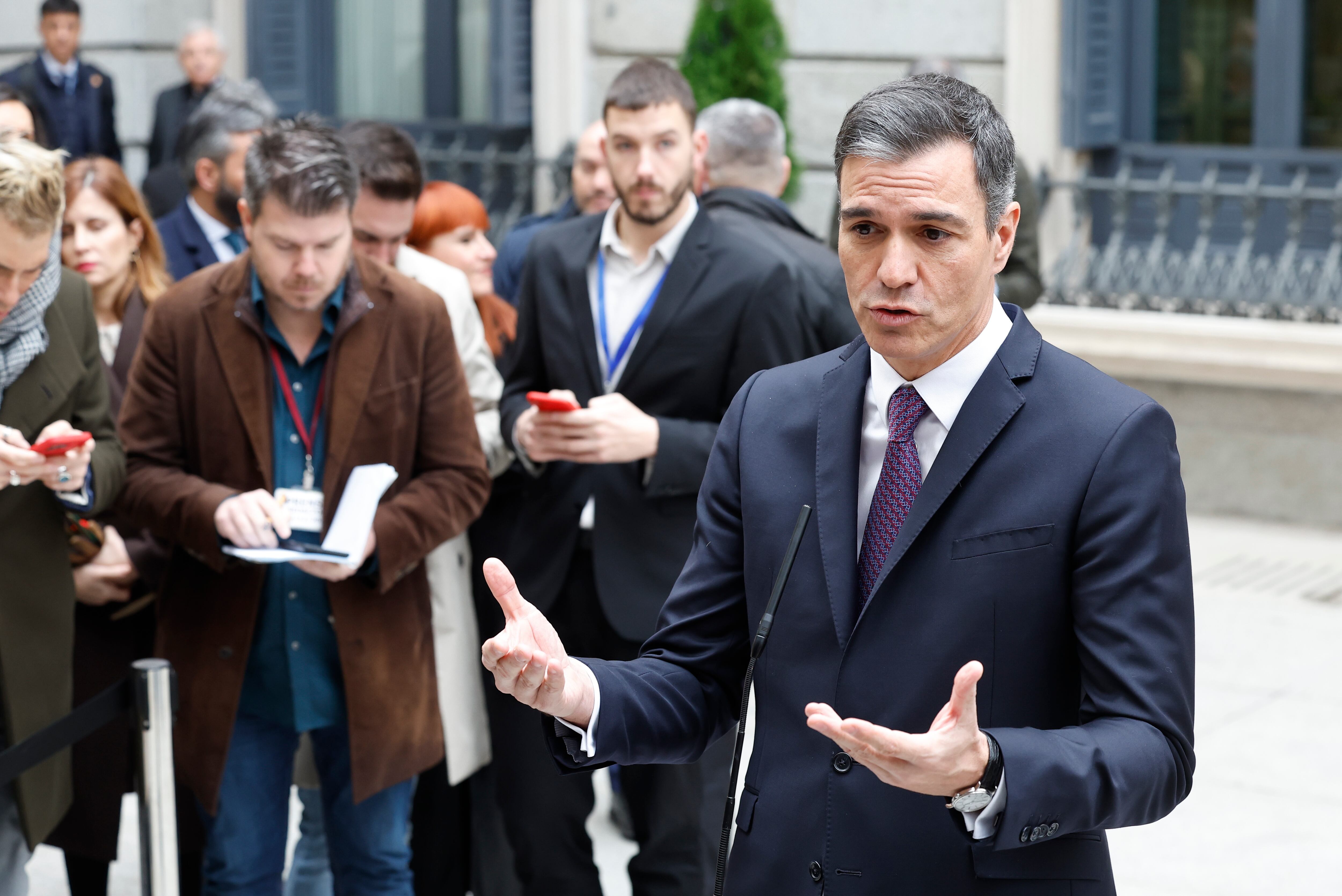 El presidente del Gobierno, Pedro Sánchez se dirige a los medios de comunicación tras asistir al acto institucional del Día de la Constitución, este martes, en el Congreso de los Diputados. EFE/Chema Moya