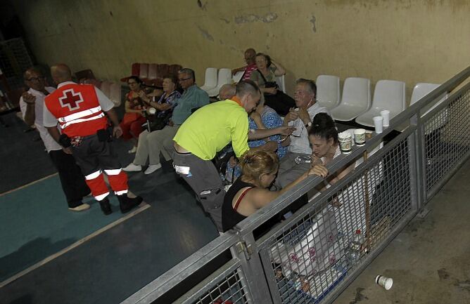 Miembros de Cruz Roja atienden a los afectados de un incendio