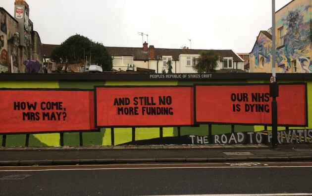 Imagen de los anuncios en Bristol, Reino Unido. En ellos se lee: &quot;Nuestra sanidad pública (NHS) se muere&quot;, &quot;Y aún no hay más financiación&quot;, &quot;¿Cómo es posible, señora May?&quot;