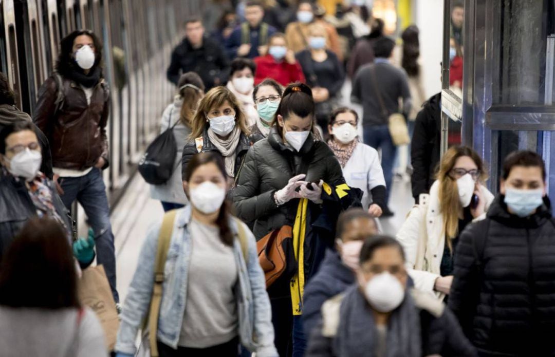 Gente paseando con mascarillas