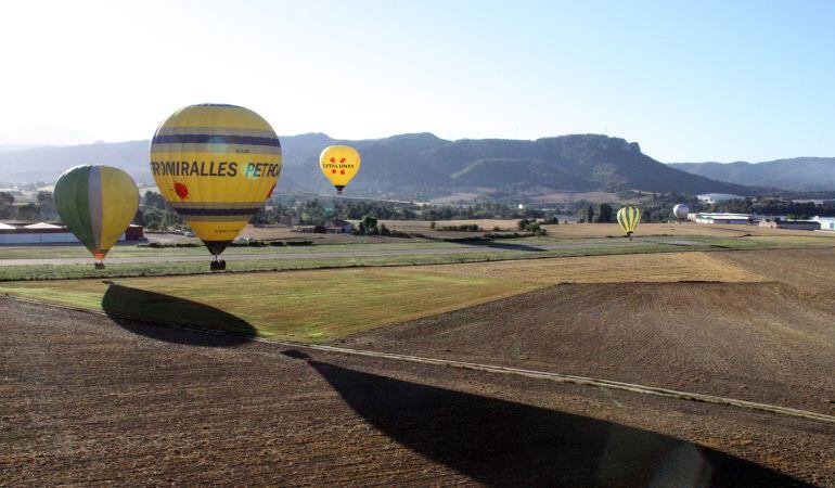 Detall d'alguns globus sobrevolant camps d'Igualada.
