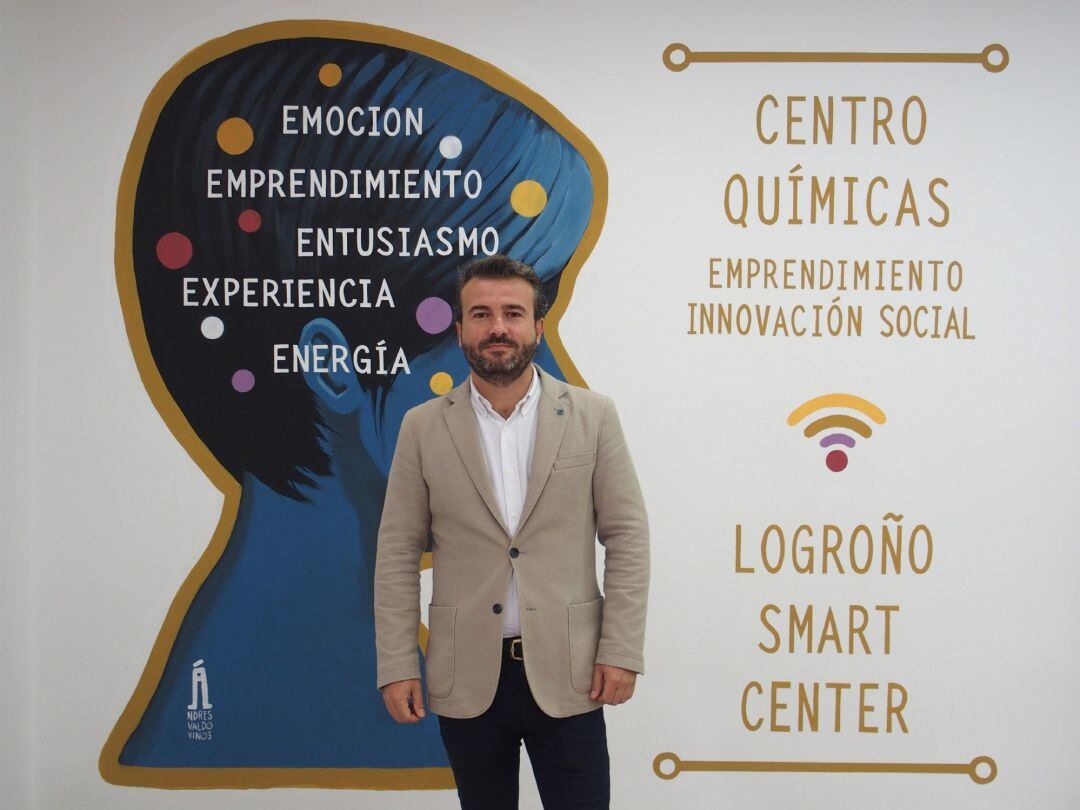 Manuel Peiró posa en el espacio co-working del ayuntamiento de Logroño.