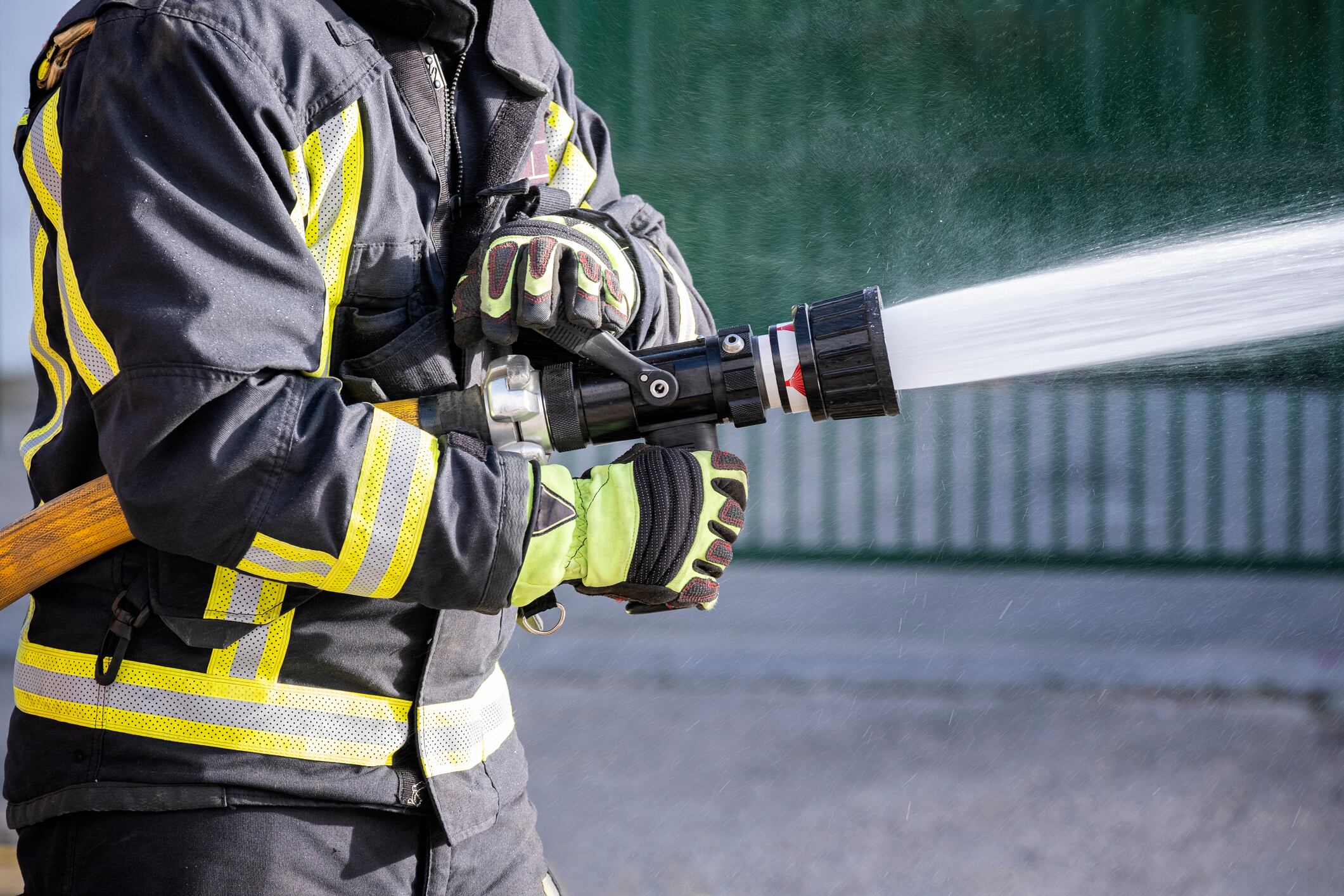 Un bombero extingue un fuego