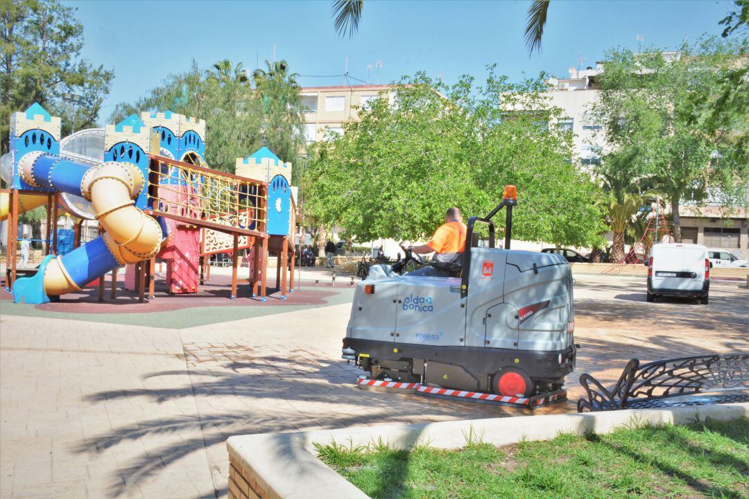 Elda refuerza su flota de limpieza con una fregadora eléctrica 