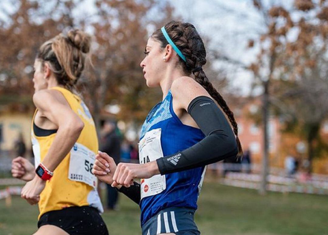 La atleta arandina del ADIDAS durante un cross temporadas atrás.