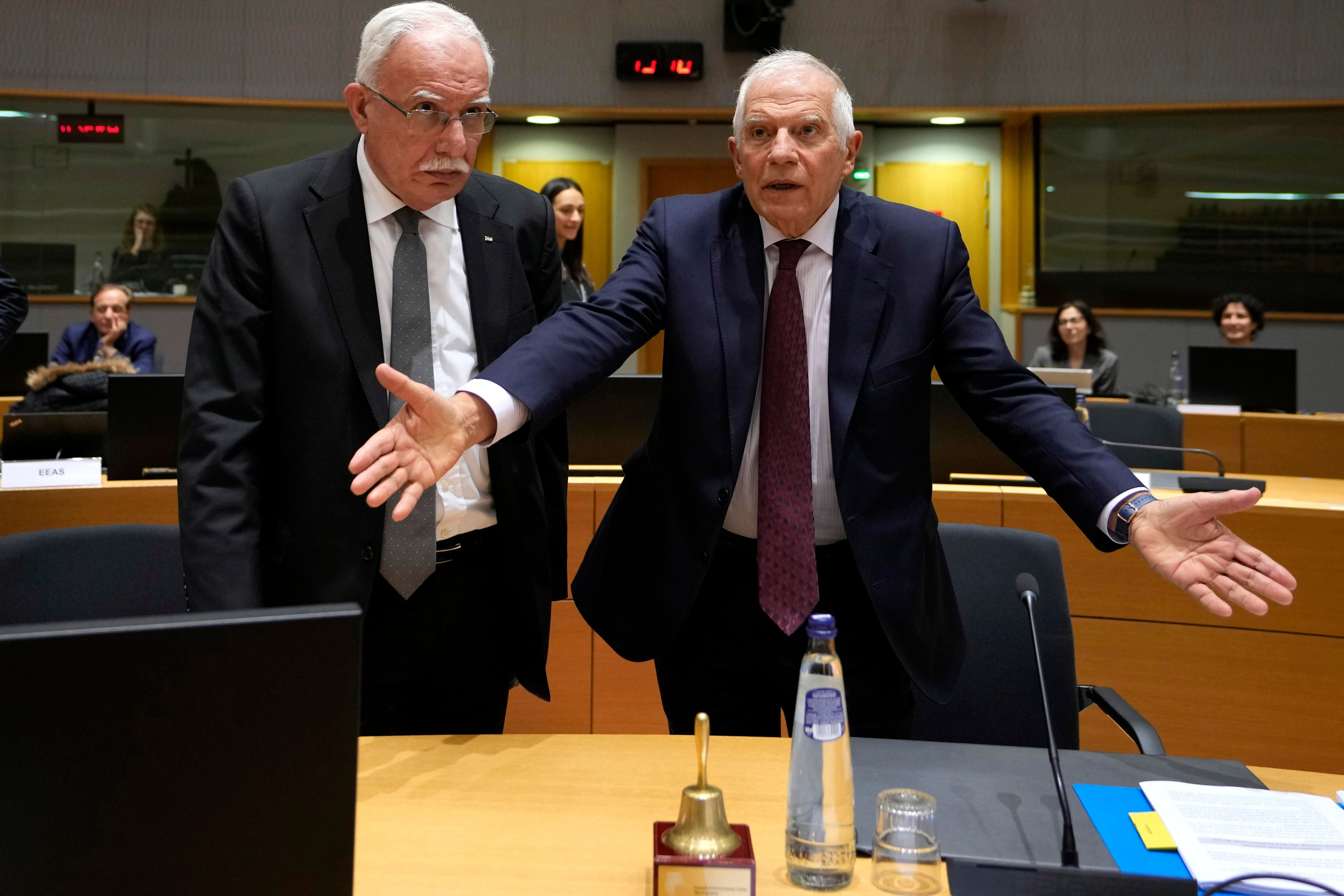 El Ministro de Asuntos Exteriores palestino, Riyad Najeeb al-Maliki (i), y el alto representante de la Unión Europea para Asuntos Exteriores y Política de Seguridad, Josep Borrell