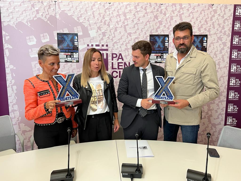 De izquierda a derecha: Marta Franco, gerente de Vicauto, Yolanda Alonso, de la Asociación contra el Rabdomiosarcoma, Víctor Torres, concejal de Deportes y César Tijero, presidente del Club Triatlón Palencia