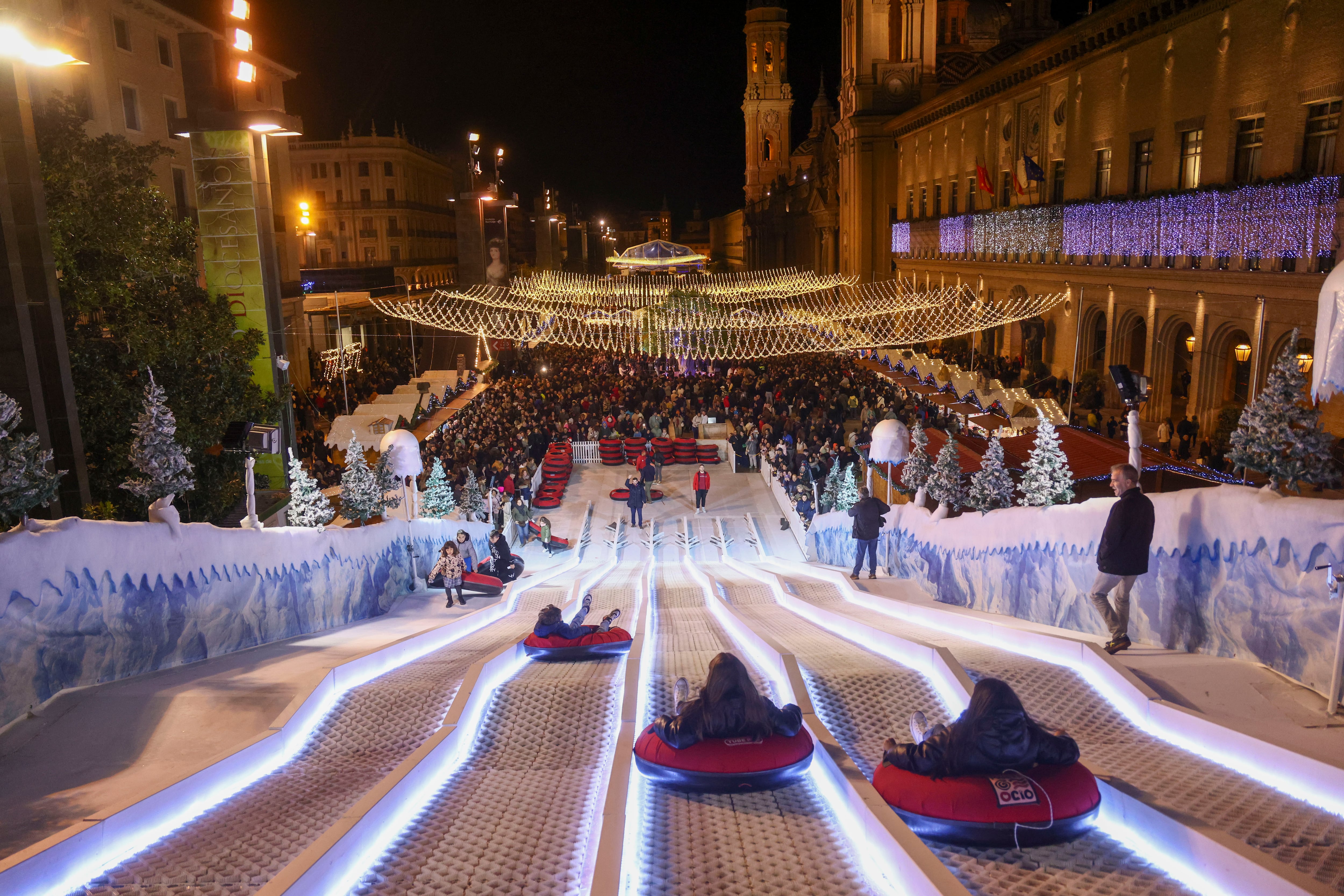 ZARAGOZA, 01/12/2023.- Un momento del tradicional encendido de las luces navideñas de Zaragoza este viernes. EFE/ Toni Galán
