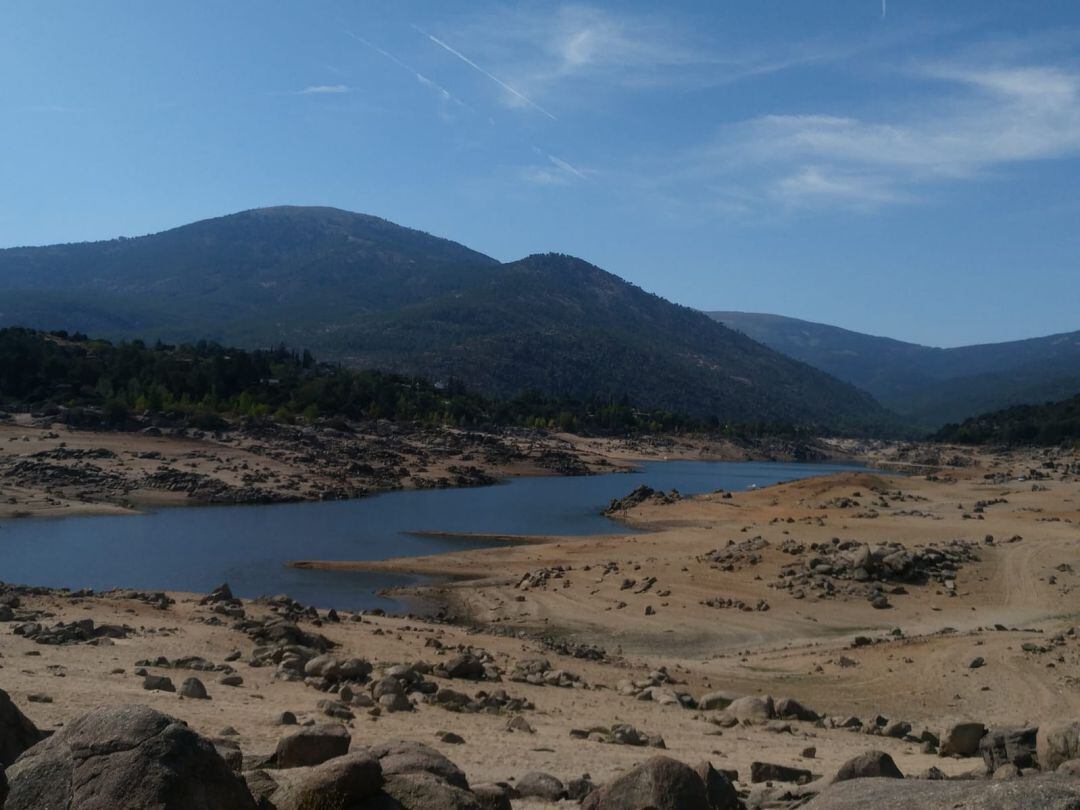 Vista del pantano de El Burguillo en la zona del Puente La Gaznata