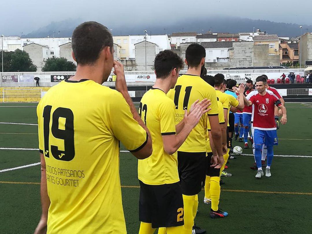 Saludo entre jugadores.