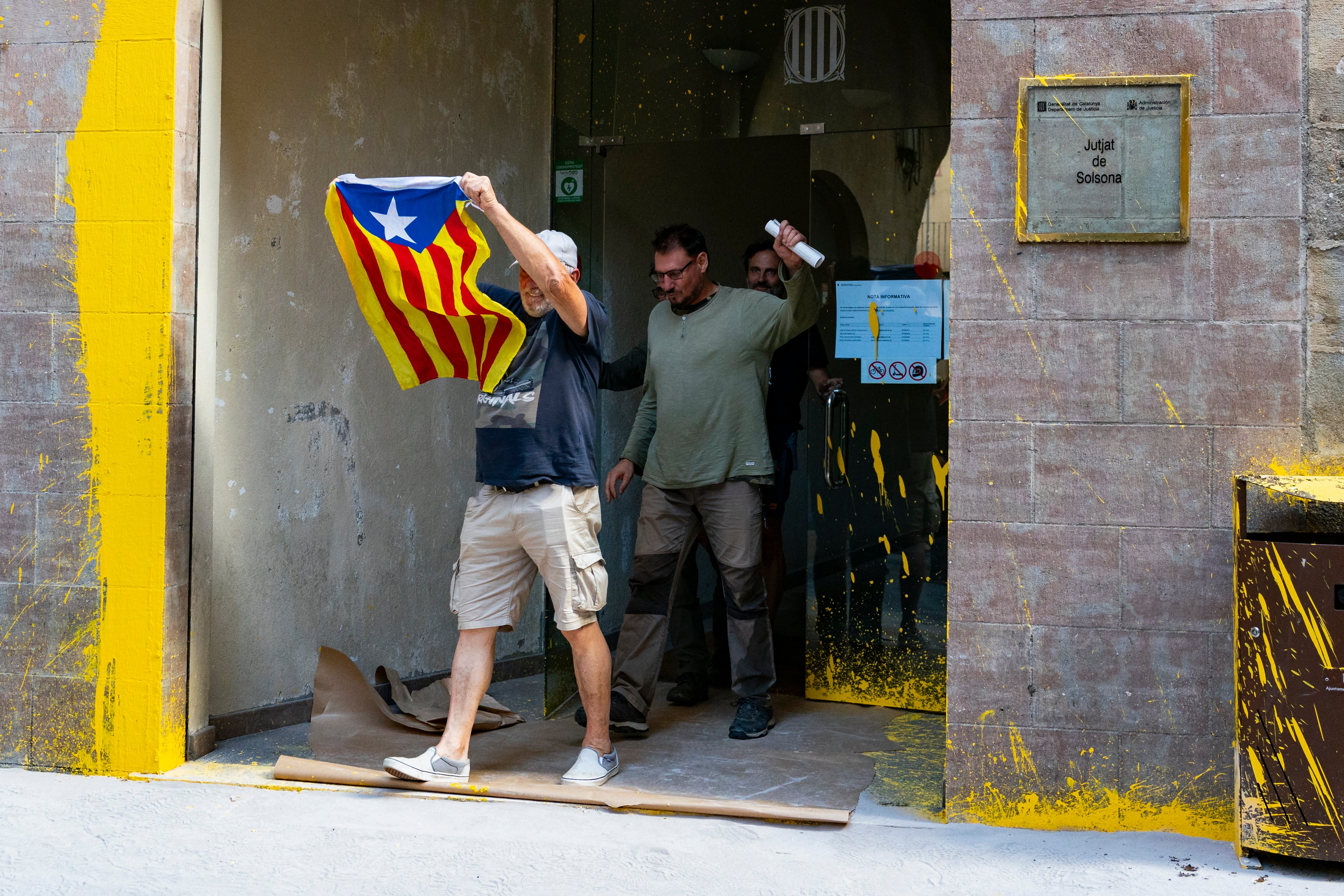 La jueza de Solsona (Lleida) ha decretado libertad provisional para los cuatro detenidos acusados de querer boicotear la Vuelta ciclista. Esta mañana un grupo se ha concentrado a la puerta de los juzgados para pedir su puesta en libertad.