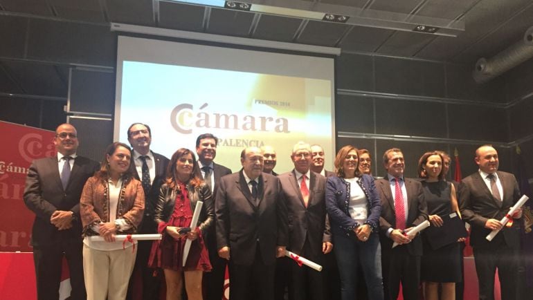 Foto de familia de los premiados y asistentes al acto