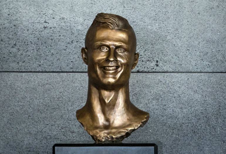 Vista del busto del futbolista portugués Cristiano Ronaldo durante un evento por el nombramiento del aeropuerto de Madeira en Portugal.