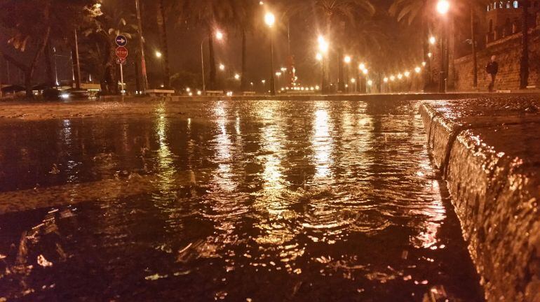 Lluvia frente el Consolat de Mar en Palma.