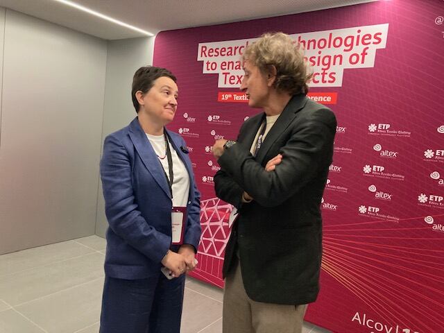Marina Crnoja-Cosic, presidenta de la Plataforma Textil Europea conversa con León Grau, presidente de Aitex