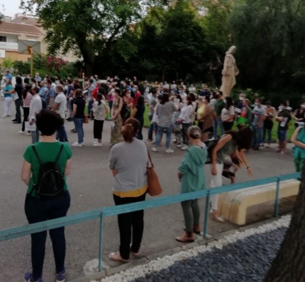 Opositores esperando para acceder a la sede de Alcantarilla