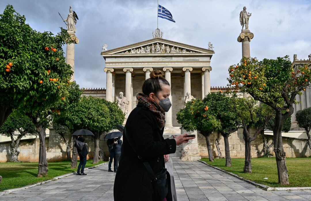 Una mujer paseando por las calles de Atenas