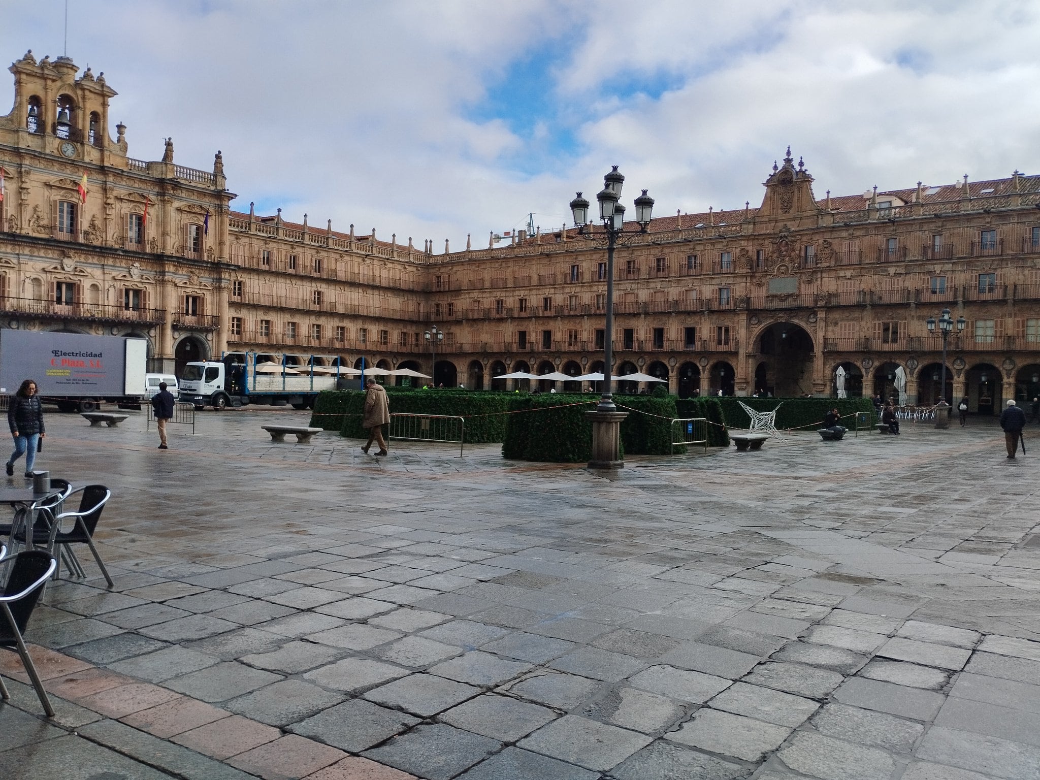 Las distintas piezas del árbol de Navidad de Salamanca, este lunes en la Plaza Mayor de la capital/SER